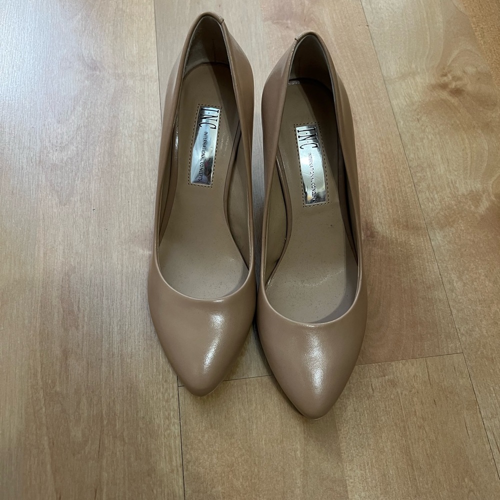 NWOT beige INC pumps